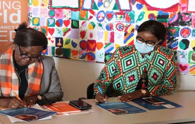 UNFPA and UN Women Country Representatives signing the pledge of committment to end child marriages