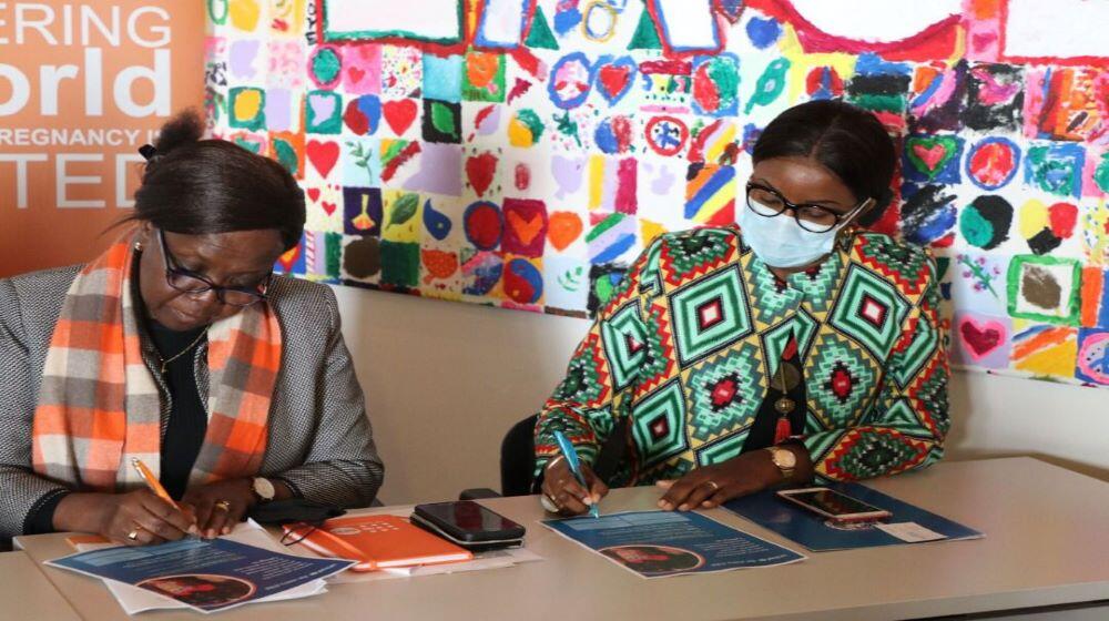 UNFPA and UN Women Country Representatives signing the pledge of committment to end child marriages